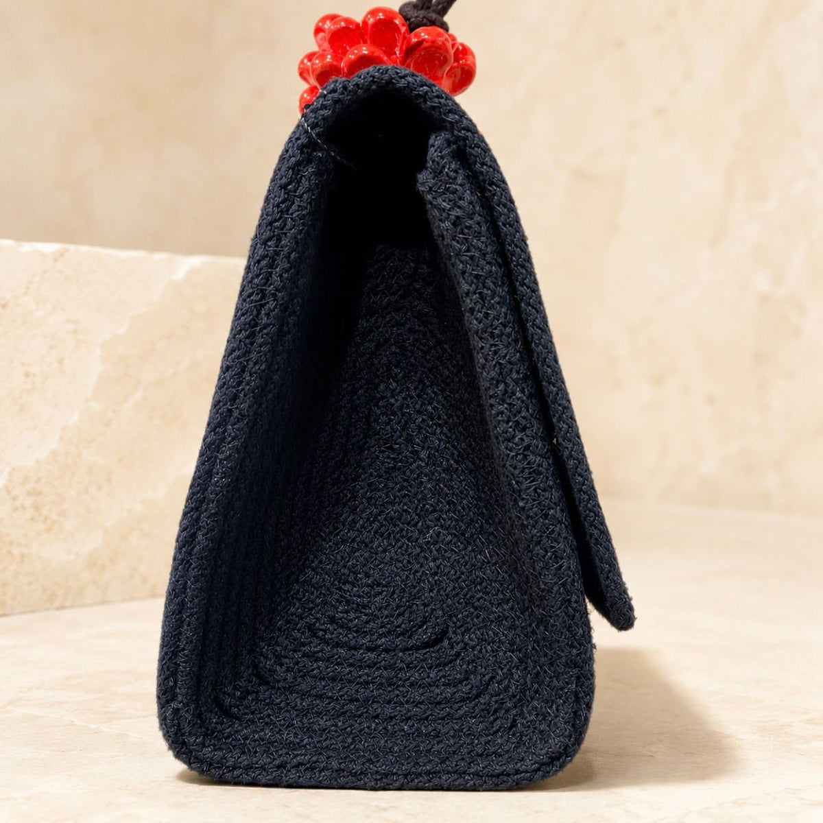 Noir Flame · Bolso de mano de algodón negro con piña de Caltagirone roja