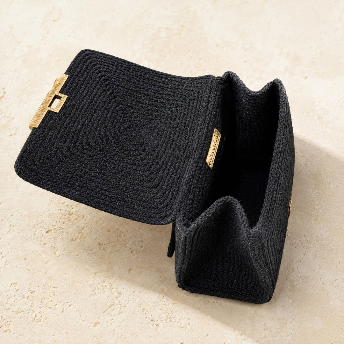 Noir Flame · Bolso de mano de algodón negro con piña de Caltagirone roja